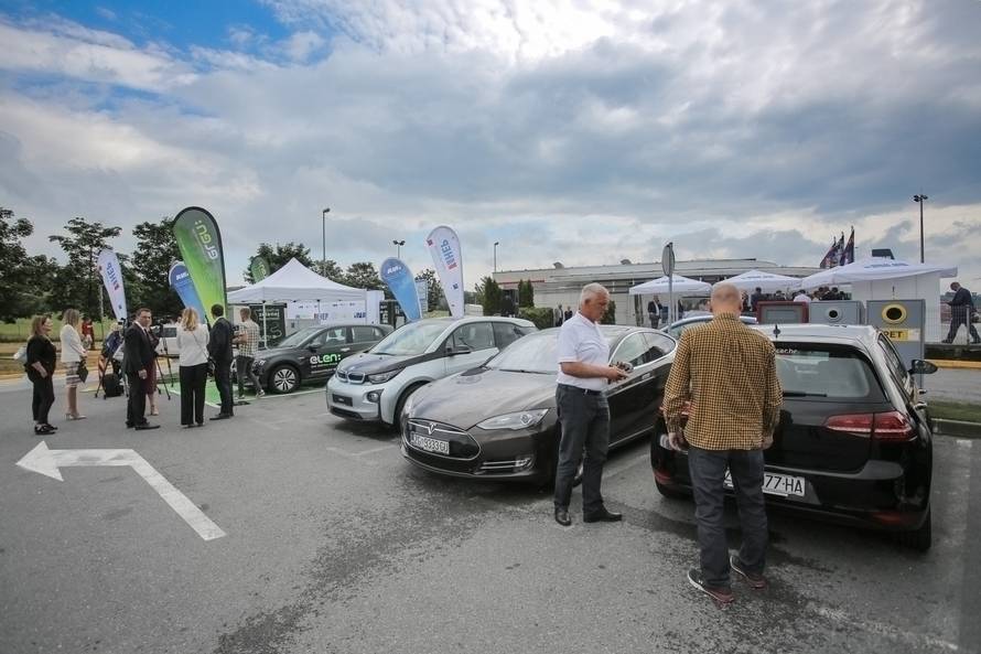 Na benzinskoj postaji INA u Brinju otvorena je prva punionica za elektriÄne automobile
