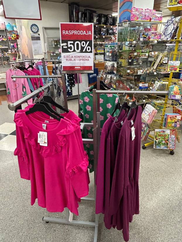 FOTO Velika rasprodaja zbog zatvaranja Name: 'Dućani su krcati, ovako nije niti za Božić'