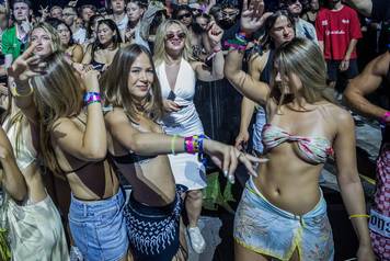 Tre&ccaron;a ve&ccaron;er Ultra Europe Festivala. Na fotografiji: Nastup DJ-a Armin Van Buuren.