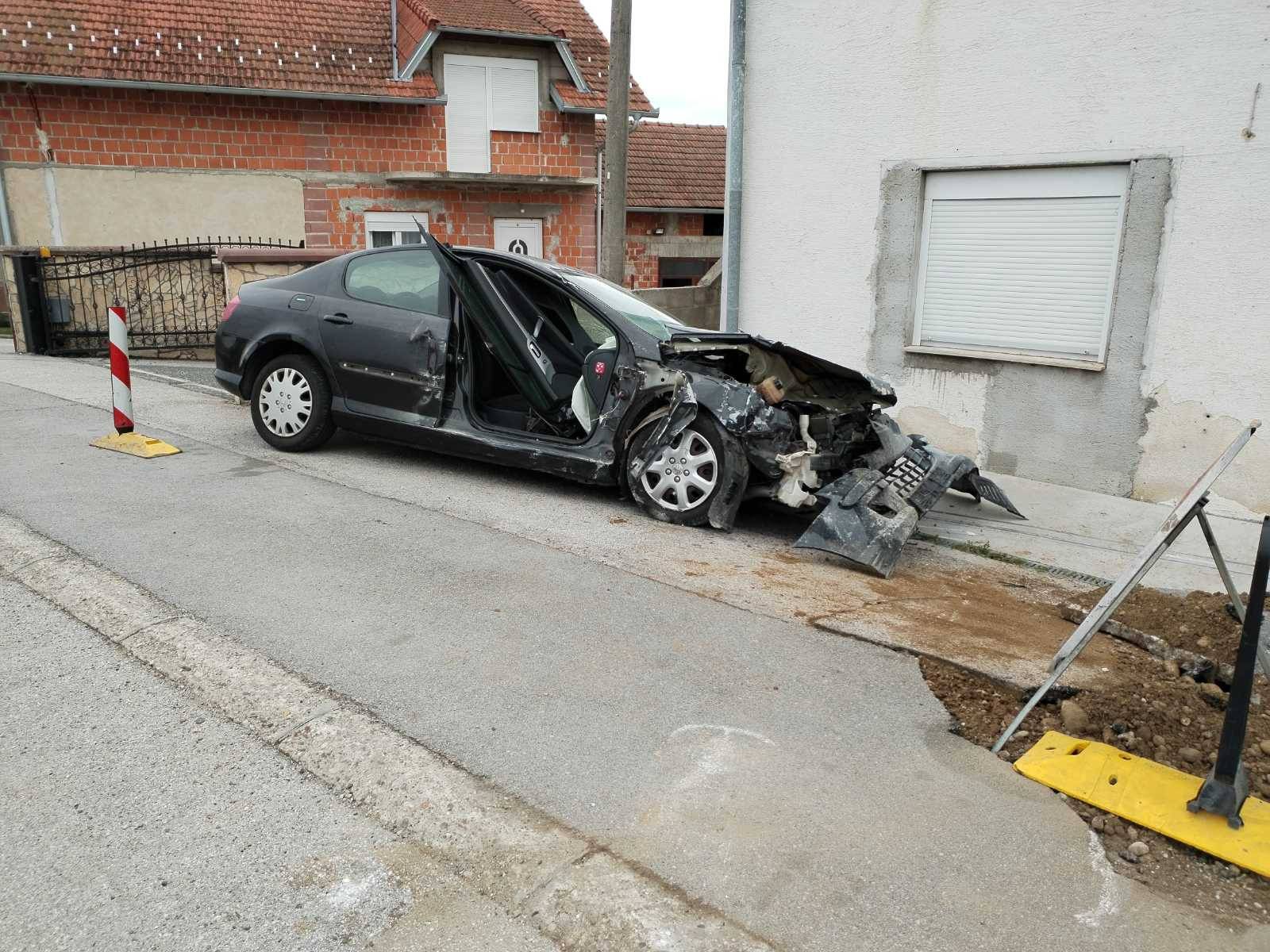 Udario u kuću i razvalio plinski ormarić u Ludbregu. Vozač ostao prikliješten, a plin je curio...