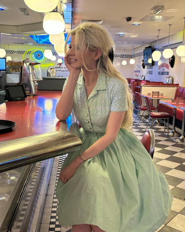 FOTO Mlada ljepotica obožava vintage stil - u retro krpicama donosi seksepil iz 1950-ih