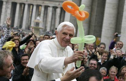 Benedikt XVI oduševljen cvijetom od balona