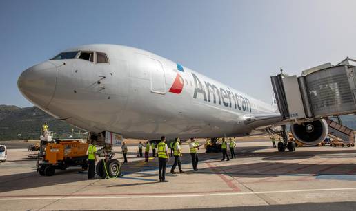 Odglumila gušenje  u avionu pa zbog toga završila u zatvoru