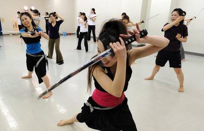 Nova vrsta fitness vježbi sa samurajskim mačem
