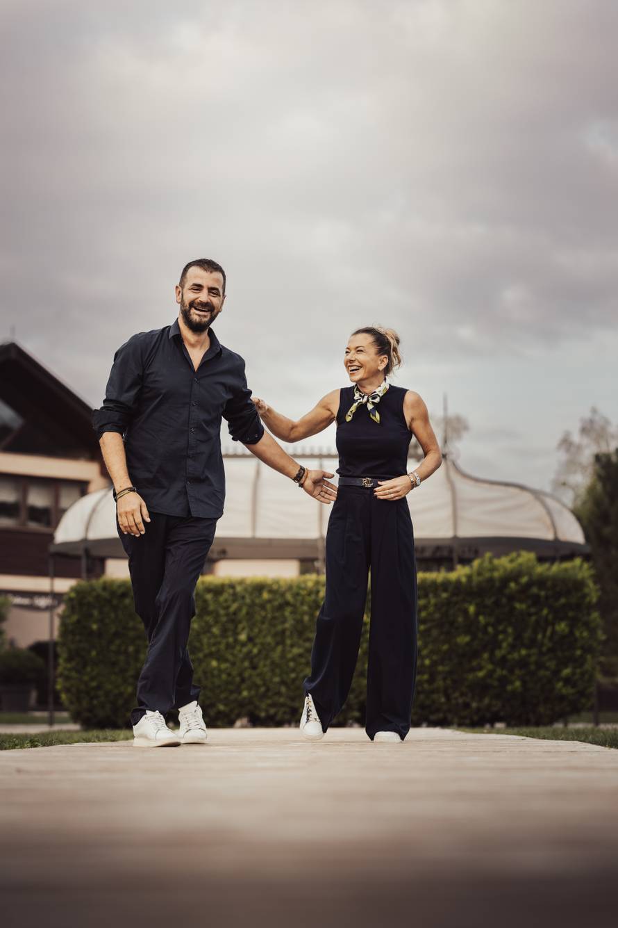 Kako ovaj par gradi globalni biznis uz AI i radi 95% online