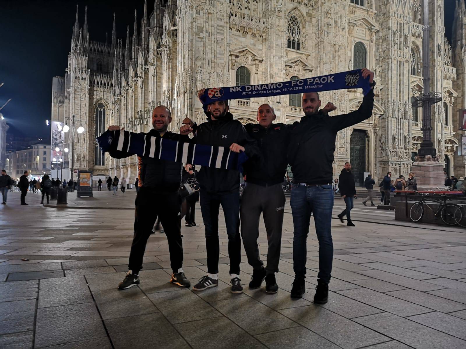 Bad Blue Boysi kasno navečer počeli stizati na Piazzu Duomo