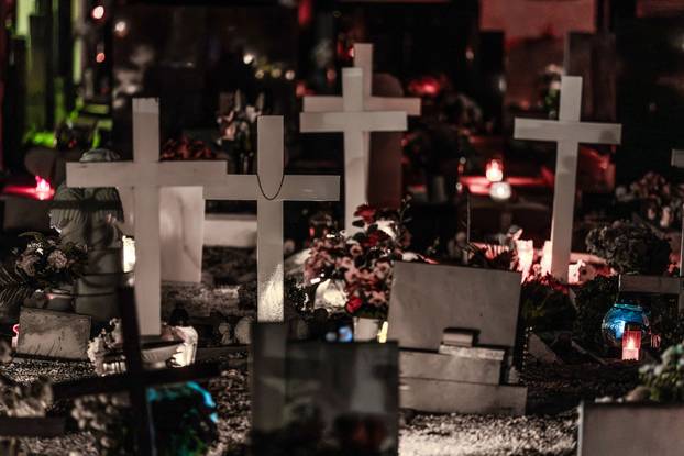 Pula: Obilazak grobova noću uoči blagdana Svih svetih