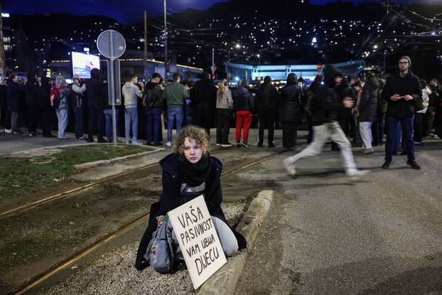 Sarajevo: Prosvjed nakon stravične tramvajske nesreće produžio se i na večernje sate