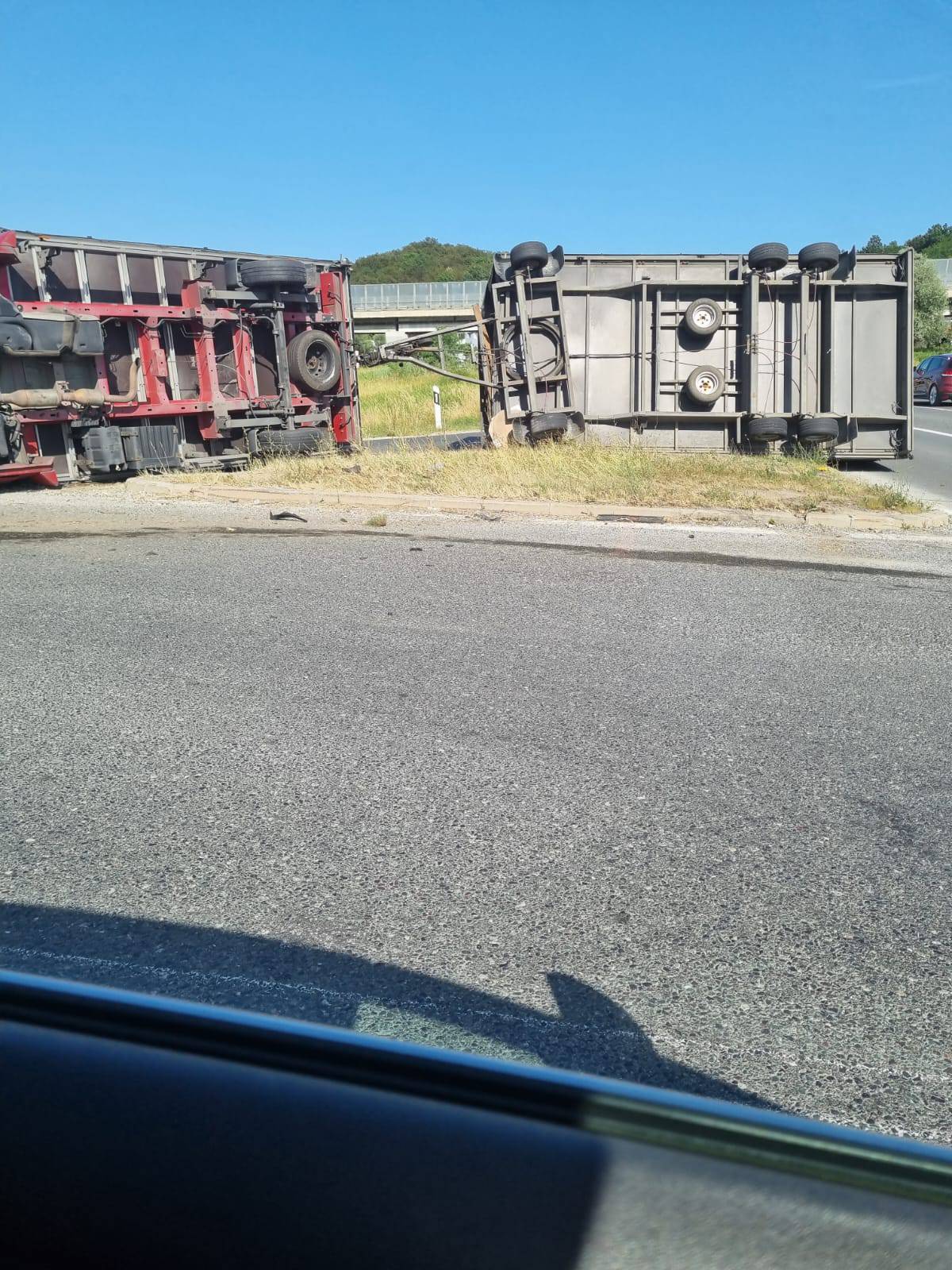 Sudar osobnog automobila i kamiona kod Novog Marofa: Vozač kamiona je ozlijeđen