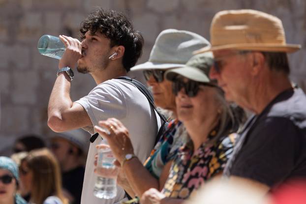 Brojni turisti traže osvježenje na visokim temperaturama u Dubrovniku