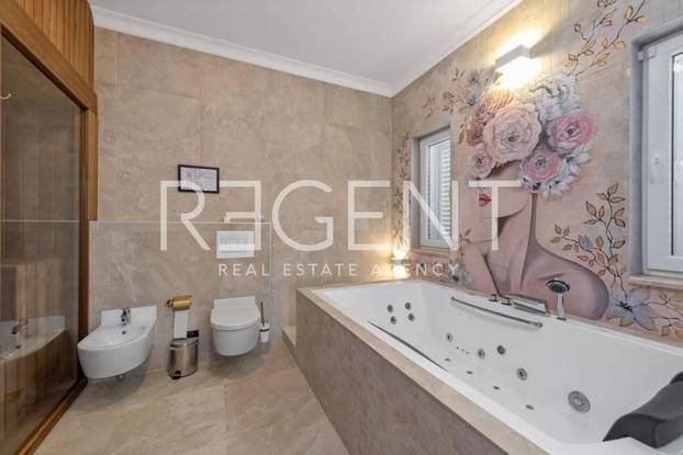 FOTO Luksuzna vila u Vodicama ima grijani bazen, saunu, biljar, jacuzzi... I cijena je 'raskošna'