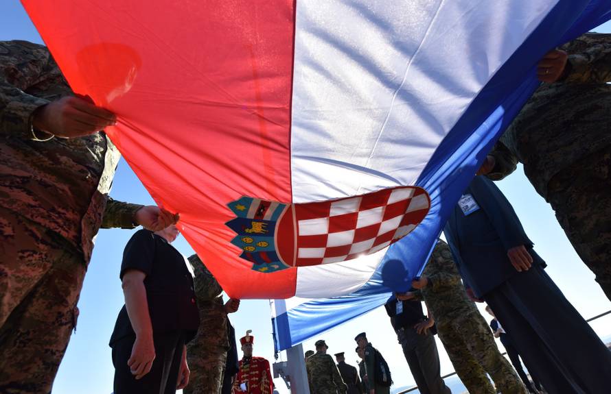 Proslava u Kninu:  Blokirali ulicu i pjevali ustaške pjesme