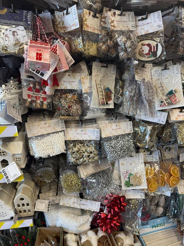 FOTO Trgovci su izvukli božićne ukrase! Pogledajte što se nudi, snježne kugle idu i za 74 eura...