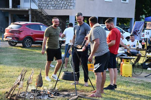 FOTO Otvoreno prvenstvo u kuhanju Fiša: Kotlovi i miris ribe preplavili Slavonski Brod