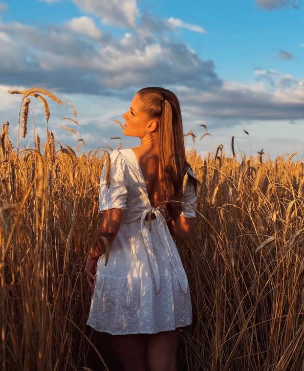 FOTO Vruća farmerica: Vozim traktor i radim teške poslove, ali uvijek u top kombinacijama