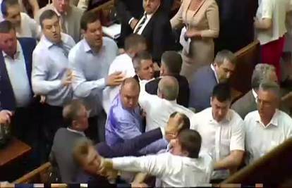 Nema mira u ukrajinskom parlamentu, opet letjele šake