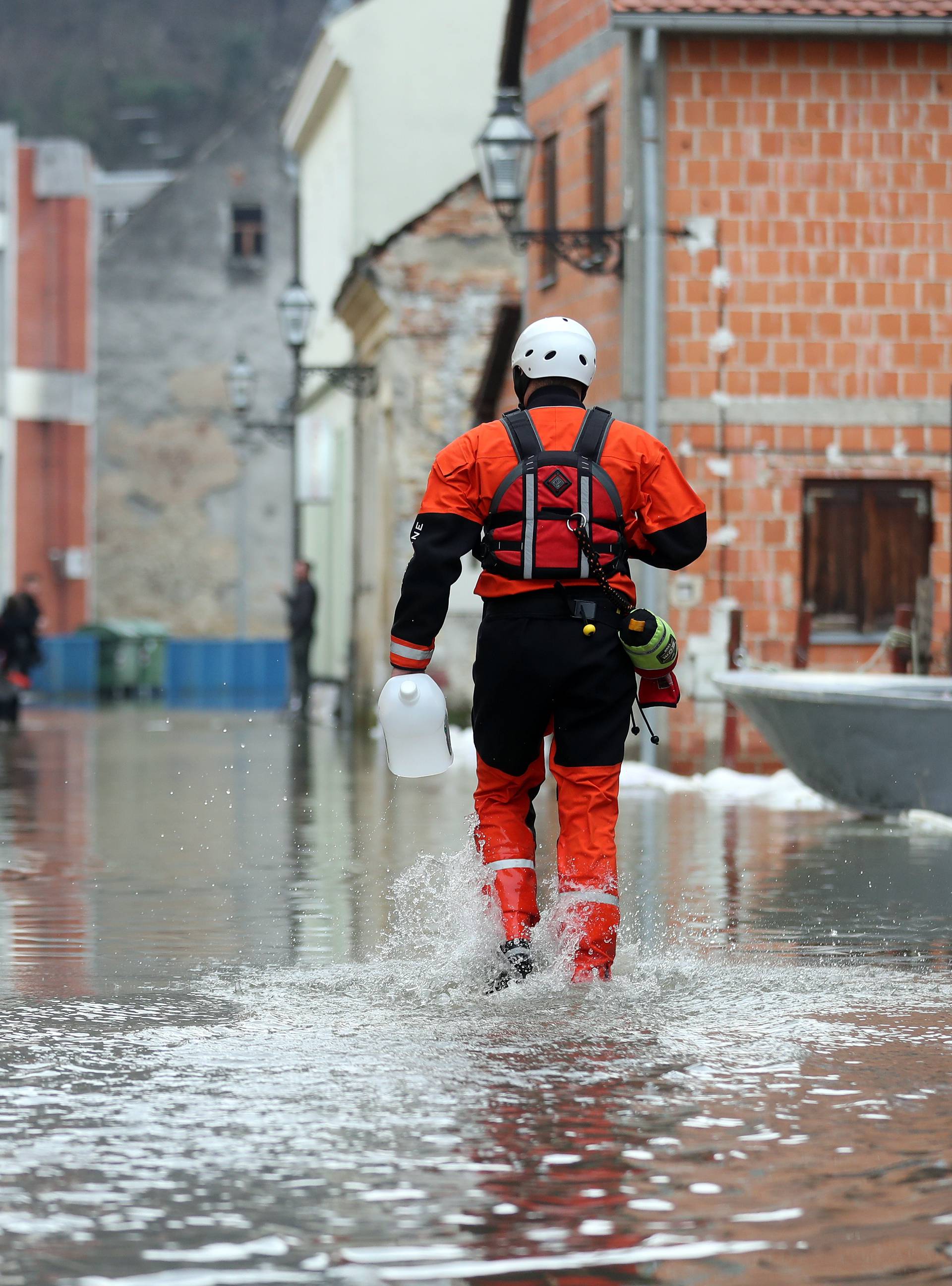 'Kuća se počela rušiti. Zaletio sam se i skočio s prvog kata...'