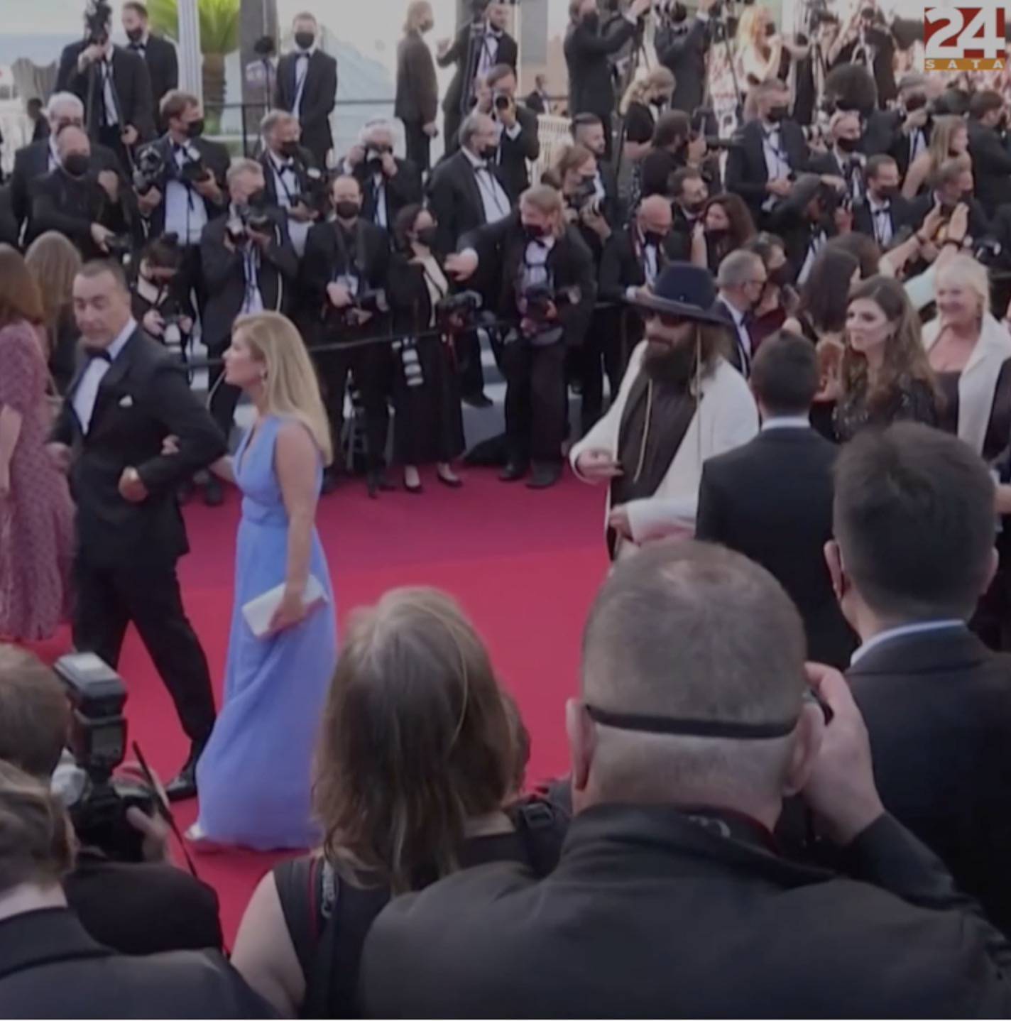 Glumica Nina Dobrev pokazala je raskošan dekolte u Cannesu