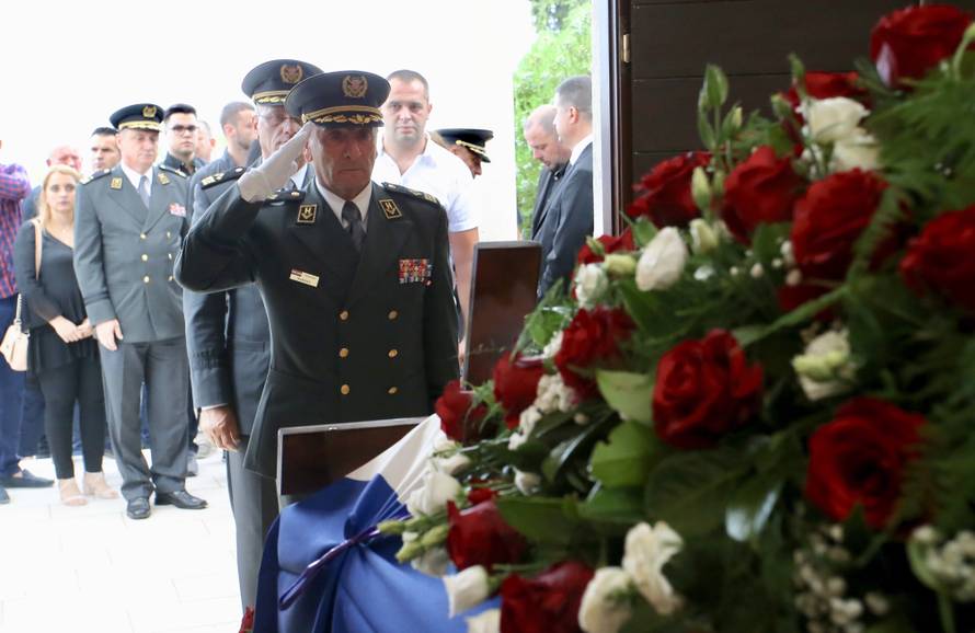 Imotska krajina oprostila se od svoga komodora Ivice Tolića