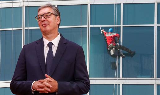 VIDEO Osam godina od gluposti stolje&cacute;a. Vu&ccaron;i&cacute;: 'U SAD-u svakih 10 sekundi gine pera&ccaron; prozora'