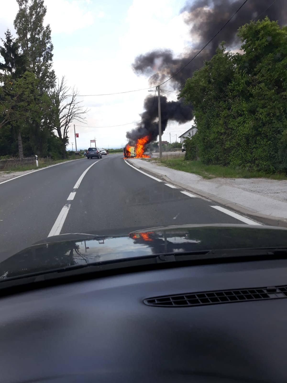 Buknuo auto kod Samobora: 'U njemu bile plinske boce, vozač uspio pobjeći u zadnji tren'