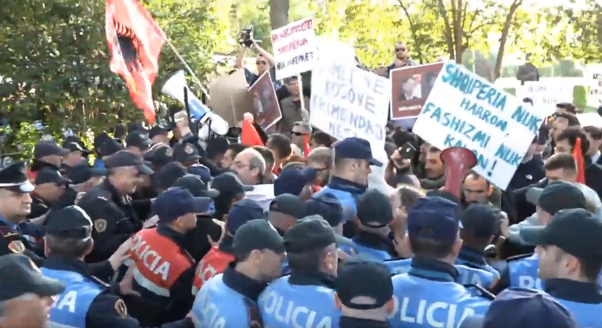 Prosvjed u Tirani: Vučić i Dodik su opasnost za pravdu i mir...