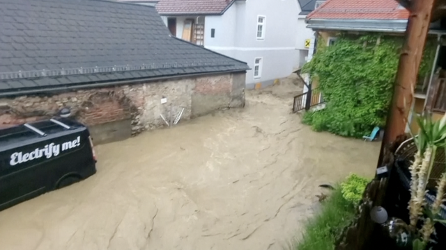 VIDEO Katastrofa u Austriji: Upalili alarm, gradovi su pod vodom. 'Svaka kap je previše'