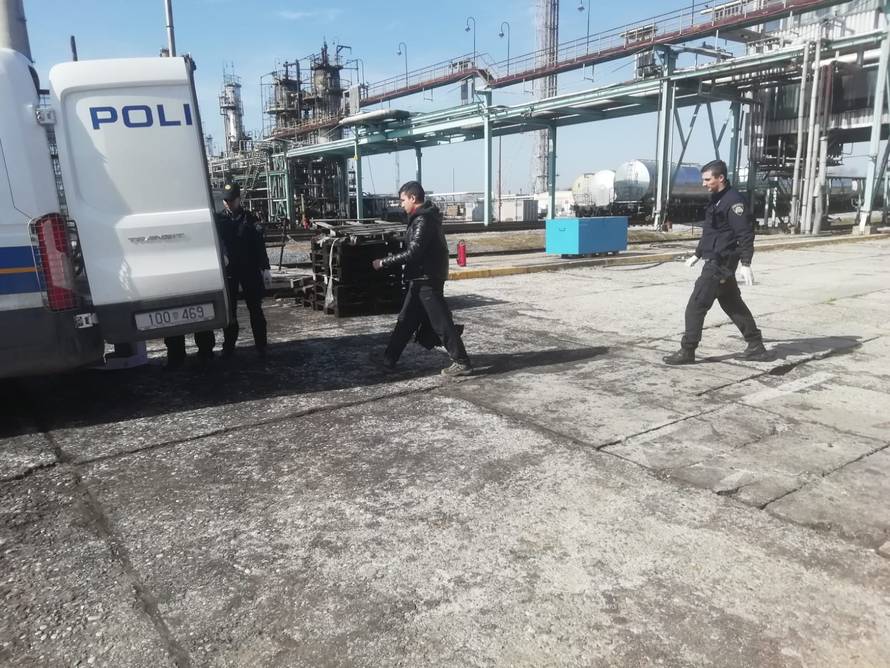 Krenuo puniti cisternu naftom, kad ono - iz nje poiskakali ljudi