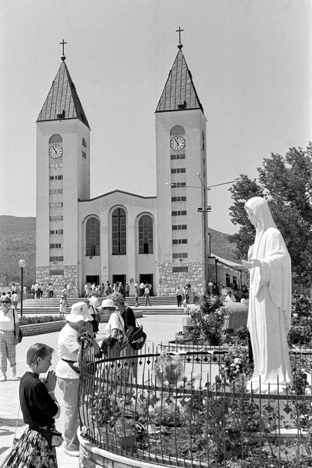 Brojni vjernici na obilježavanju 10. godišnjice ukazanja u Međurgorju, 25.6.1991.