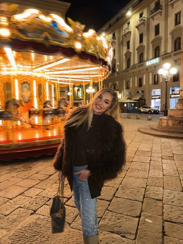 FOTO Talijanska voditeljica je konkurencija Diletti Leotti pred kamerama! Bila je i misica...