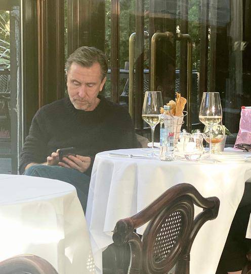 Tim Roth stigao je u Hrvatsku pa se opustio uz vino i mobitel
