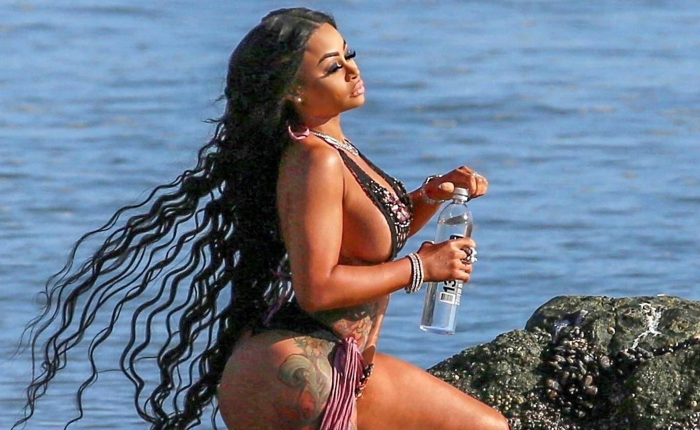 *PREMIUM-EXCLUSIVE* Blac Chyna stays thirsty in Malibu!
