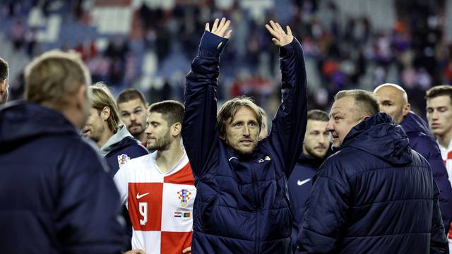 Split: Igrači se pozdravljaju s navijačima nakon utakmica između Hrvatske i Portugala