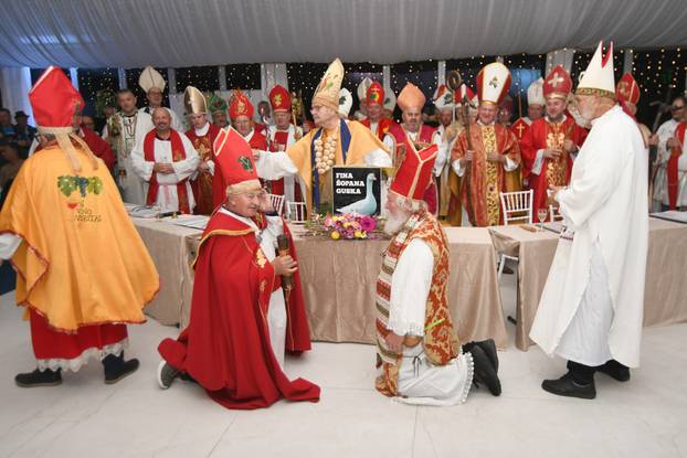 Križevci: Krštenje vina okupilo je 50-ak biskupa Svetih Martina iz cijele Hrvatske