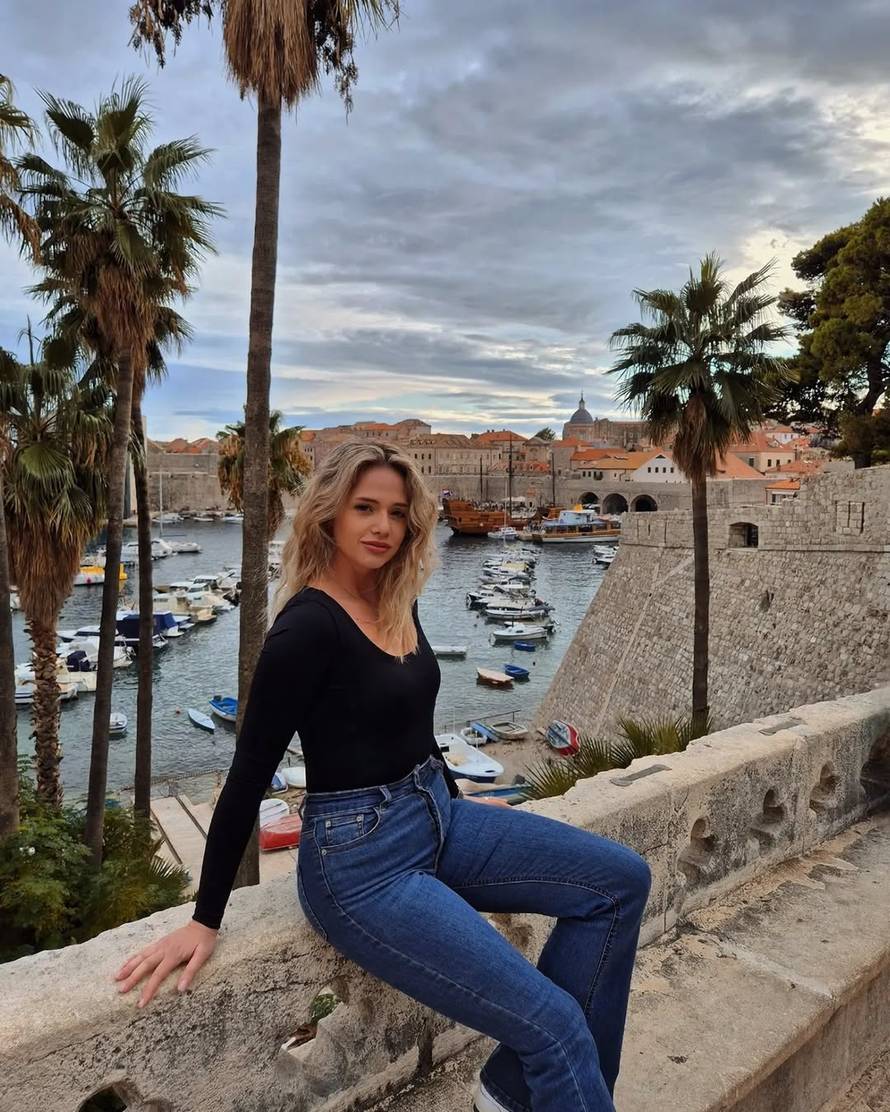 Svi su ludi za stjuardesom koja se fotkala s rukometašima! Evo tko je ona, sve je podijelila...