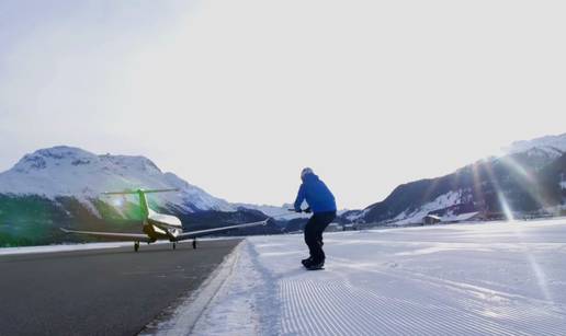 Privezao snowboard za avion i 'poletio' brzinom od 125 km/h