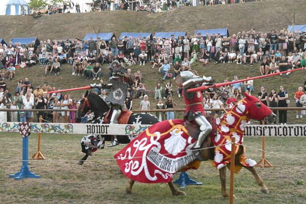 Viteške borbe na konjima privukle posjetitelje Renesansnog festivala u Koprivnici