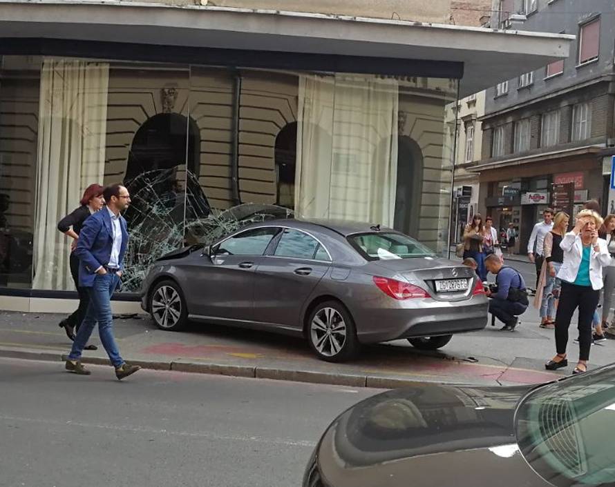 Autom u izlog: 'Pokosila bi me da sam krenula sekundu ranije'