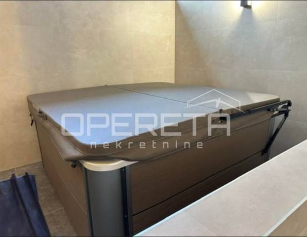 FOTO Stan u srcu Varaždina ima bazen, jacuzzi i saunu! Cijena će mnoge iznenaditi...