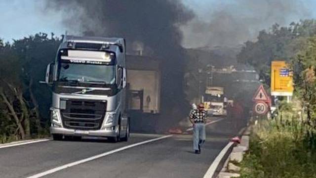 U sudaru kamiona i motocikla izbio požar, ozlijeđena žena