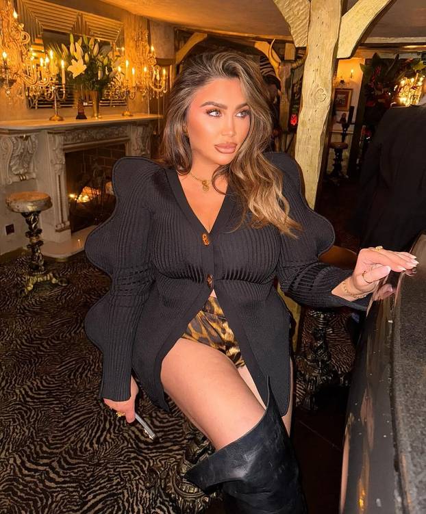 FOTO 'Bolje da ljulja nego... ' Izvijala se na bazenu, a kad su došli paparazzi - izbacila guzu