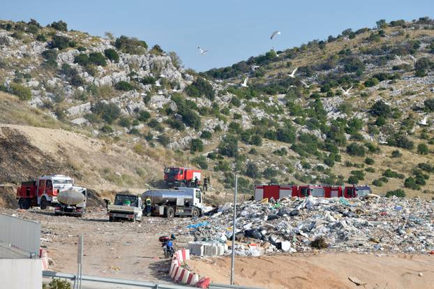 Sibeik: Pozar na odlagalistu otpada Bikarac gasi nekoliko vatrogasnih vozila
