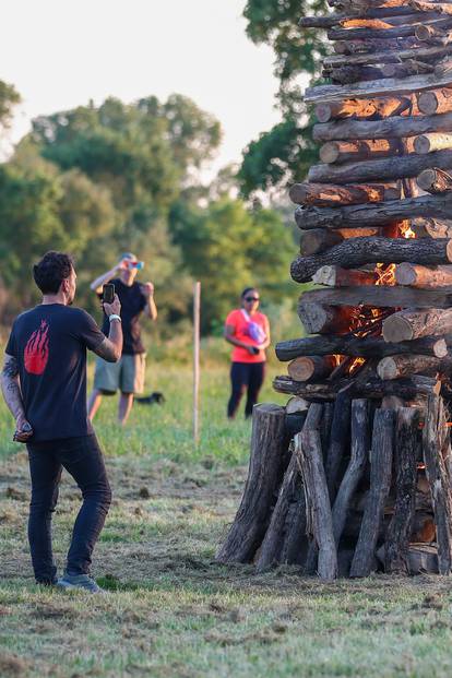 Zagreb: Na savskom nasipu održani su Trnjanski kresovi