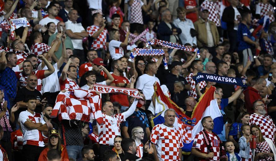 Atmosfera na tribinama tijekom susreta Hrvatske i Crne Gore u kvalifikacijama za Svjetsko prvenstvo