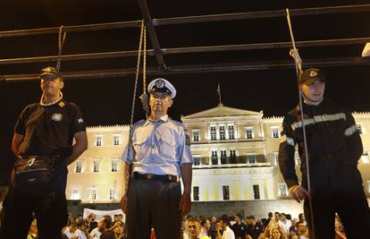 Protest: 'Objesili' se u središtu Atene jer ne žele manje plaće