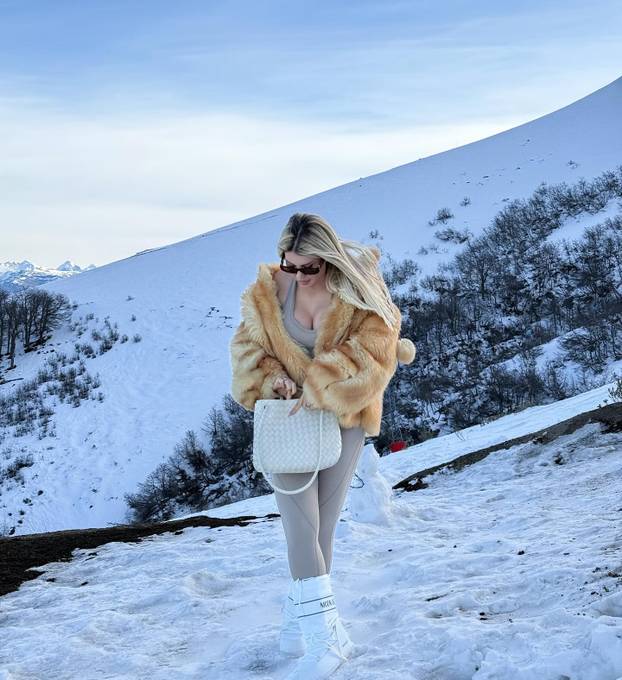 FOTO Godina nova, a Wanda po starom. Tange, bujni dekolte i novi partner: 'Prava ljubav...'