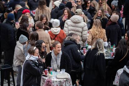 FOTO Blagdanska čarolija na splitskim Prokurativama: Grad pun ljudi, veselje i božićni duh