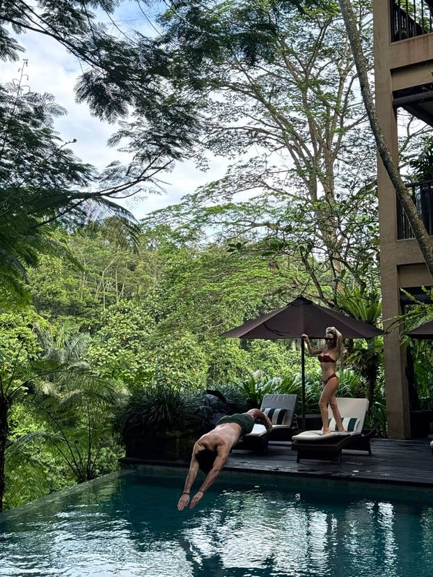 FOTO Dok vi patite u snijegu, Šime drži Maju za noge da visi