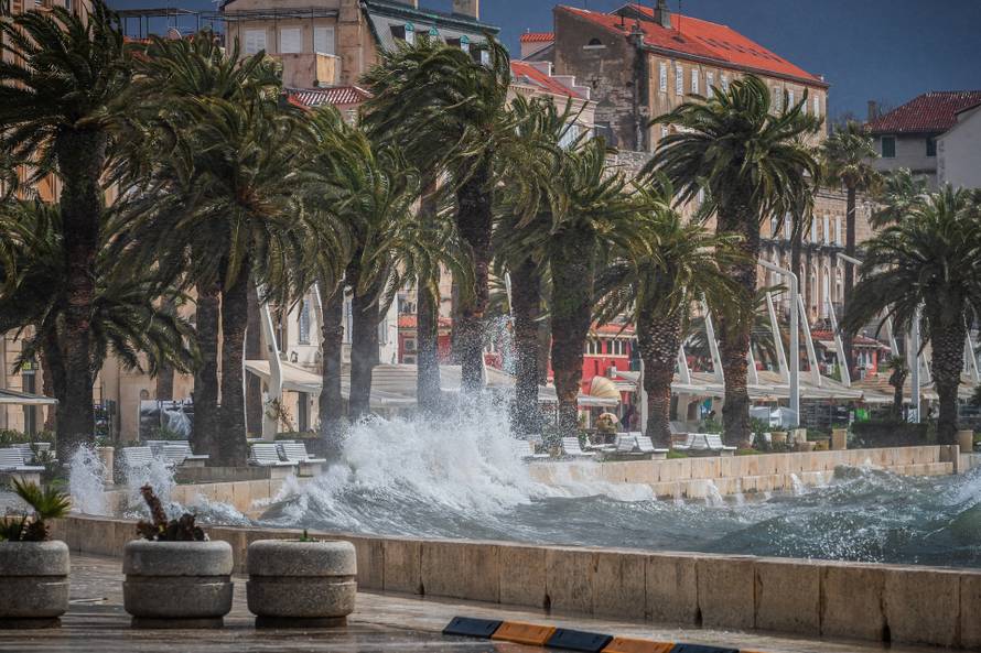 Split: Orkansko jugo potopilo rivu te stvaralo probleme u pomorskom prijevozu