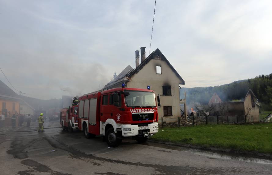Proširila se iz sjenika: Vatra je progutala tri kuće kraj Čabra